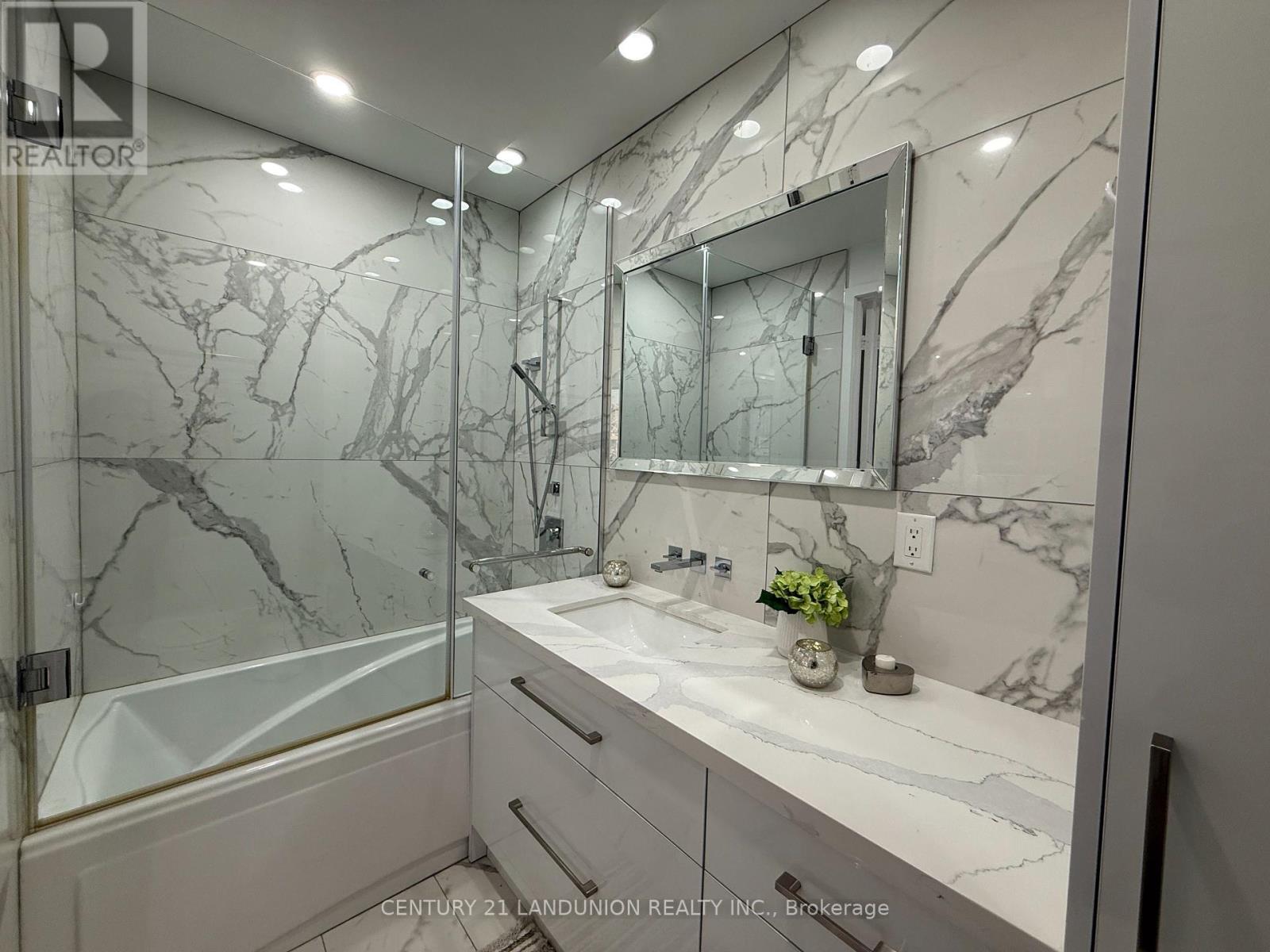 1508 - 1 Bloor Street E, Toronto, ON - Indoor Photo Showing Bathroom