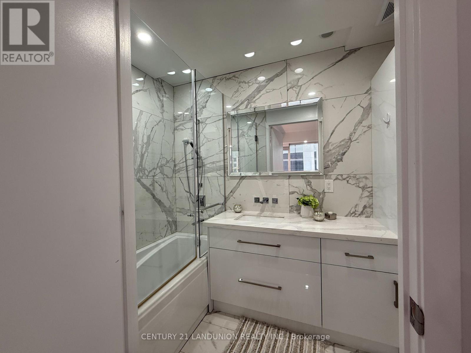 1508 - 1 Bloor Street E, Toronto, ON - Indoor Photo Showing Bathroom