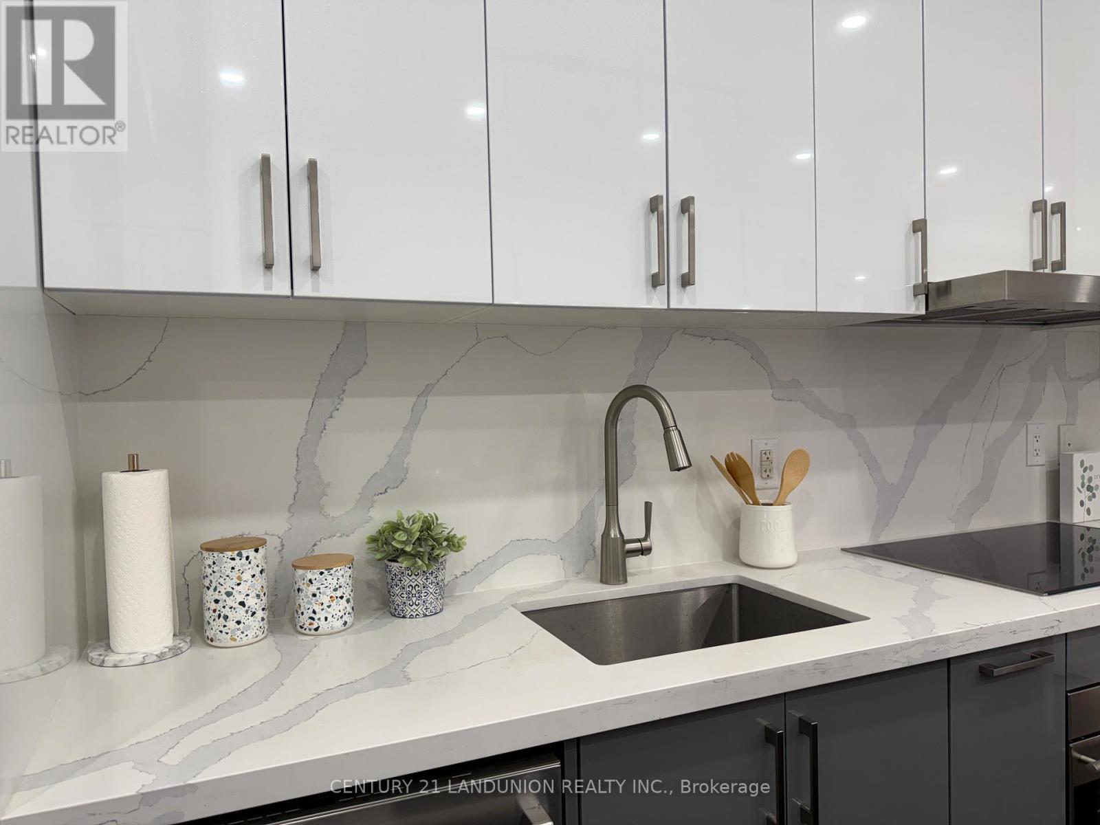 1508 - 1 Bloor Street E, Toronto, ON - Indoor Photo Showing Kitchen With Upgraded Kitchen