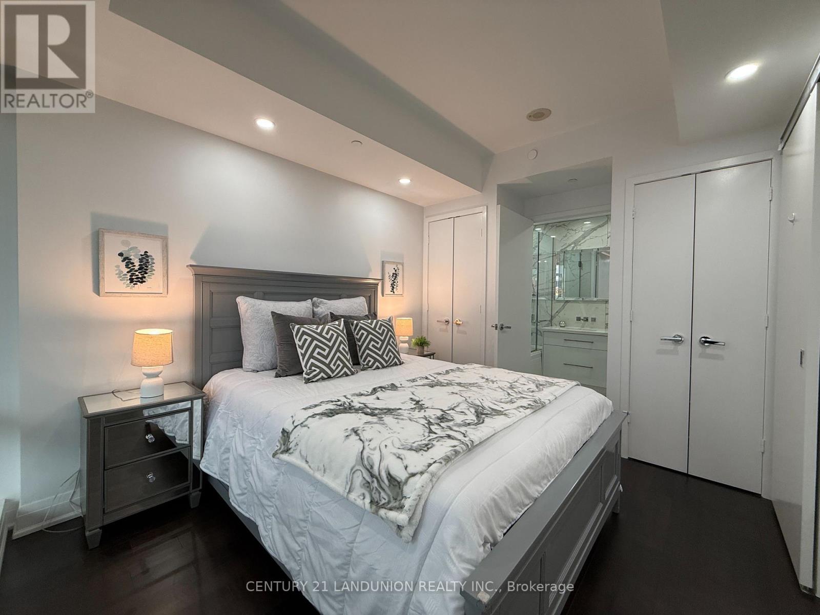 1508 - 1 Bloor Street E, Toronto, ON - Indoor Photo Showing Bedroom