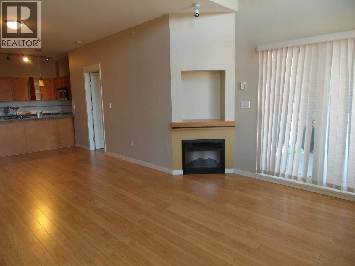405 12350 Harris Rd, Pitt Meadows, BC - Indoor With Fireplace
