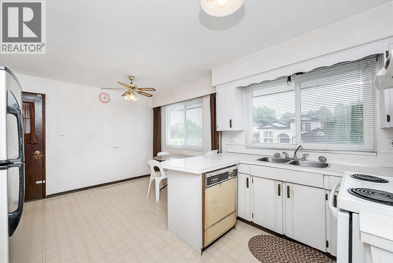 8391 Rideau Drive, Richmond, BC - Indoor Photo Showing Kitchen With Double Sink