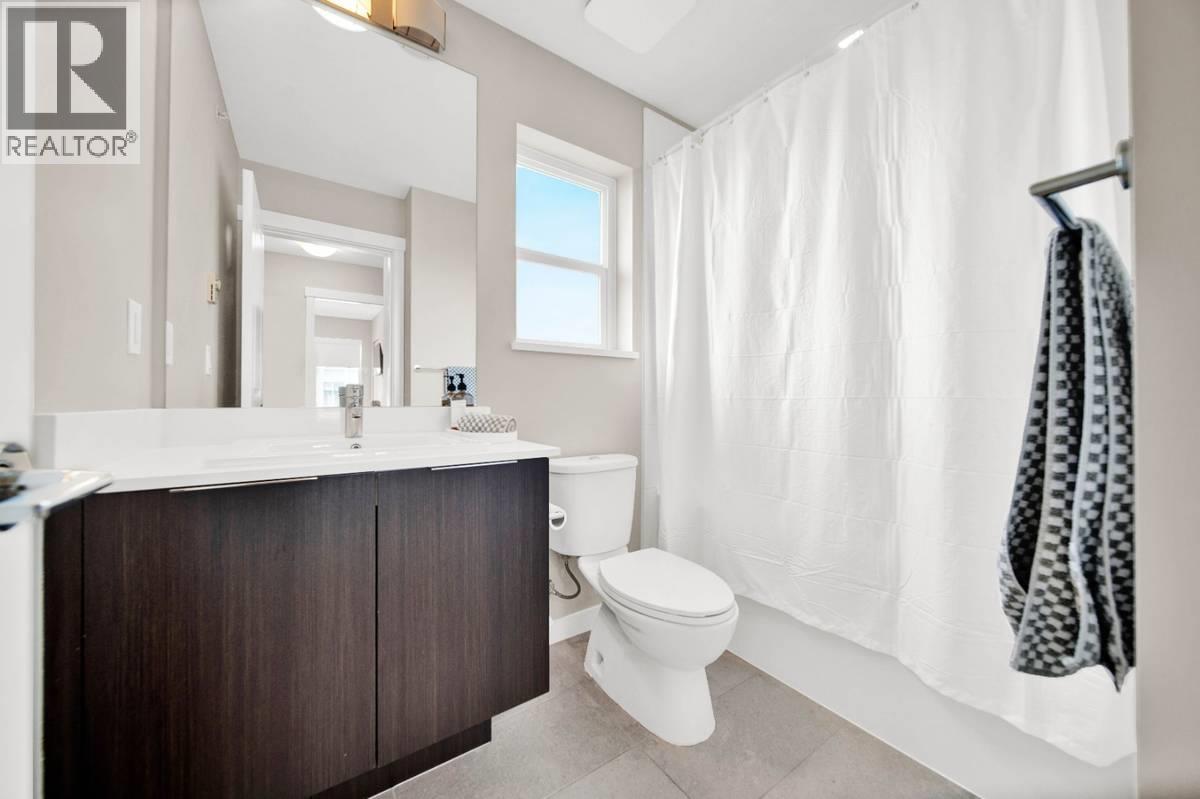 2410 11280 Pazarena Pl, Maple Ridge, BC - Indoor Photo Showing Bathroom