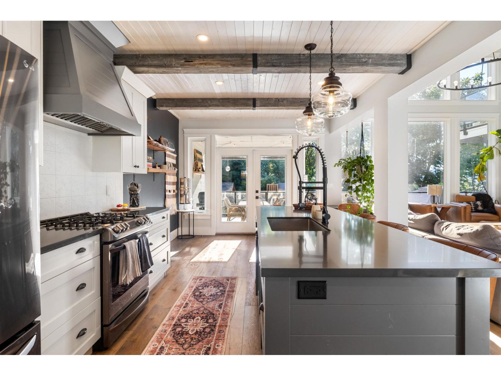 35294 Ewert Avenue, Mission, BC - Indoor Photo Showing Kitchen With Upgraded Kitchen