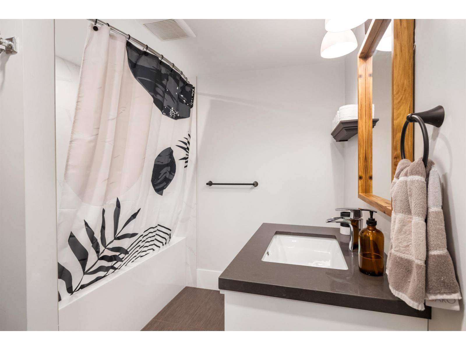 35294 Ewert Avenue, Mission, BC - Indoor Photo Showing Bathroom