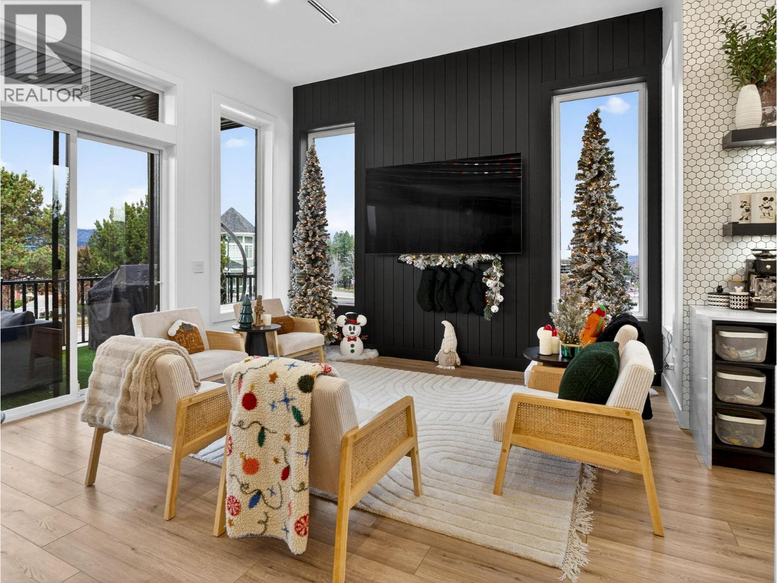 5300 Hedeman Court, Kelowna, BC - Indoor Photo Showing Living Room