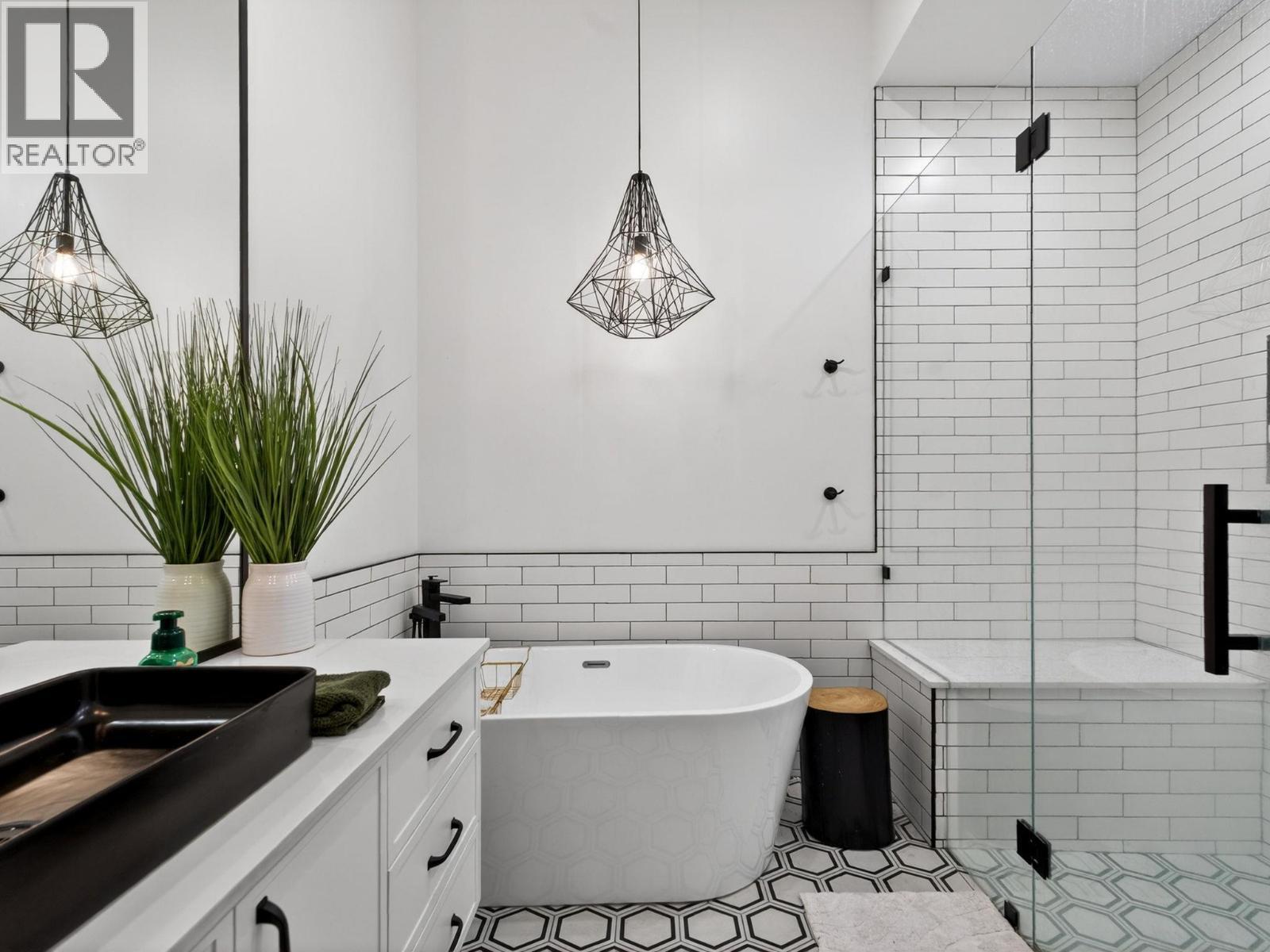 5300 Hedeman Court, Kelowna, BC - Indoor Photo Showing Bathroom