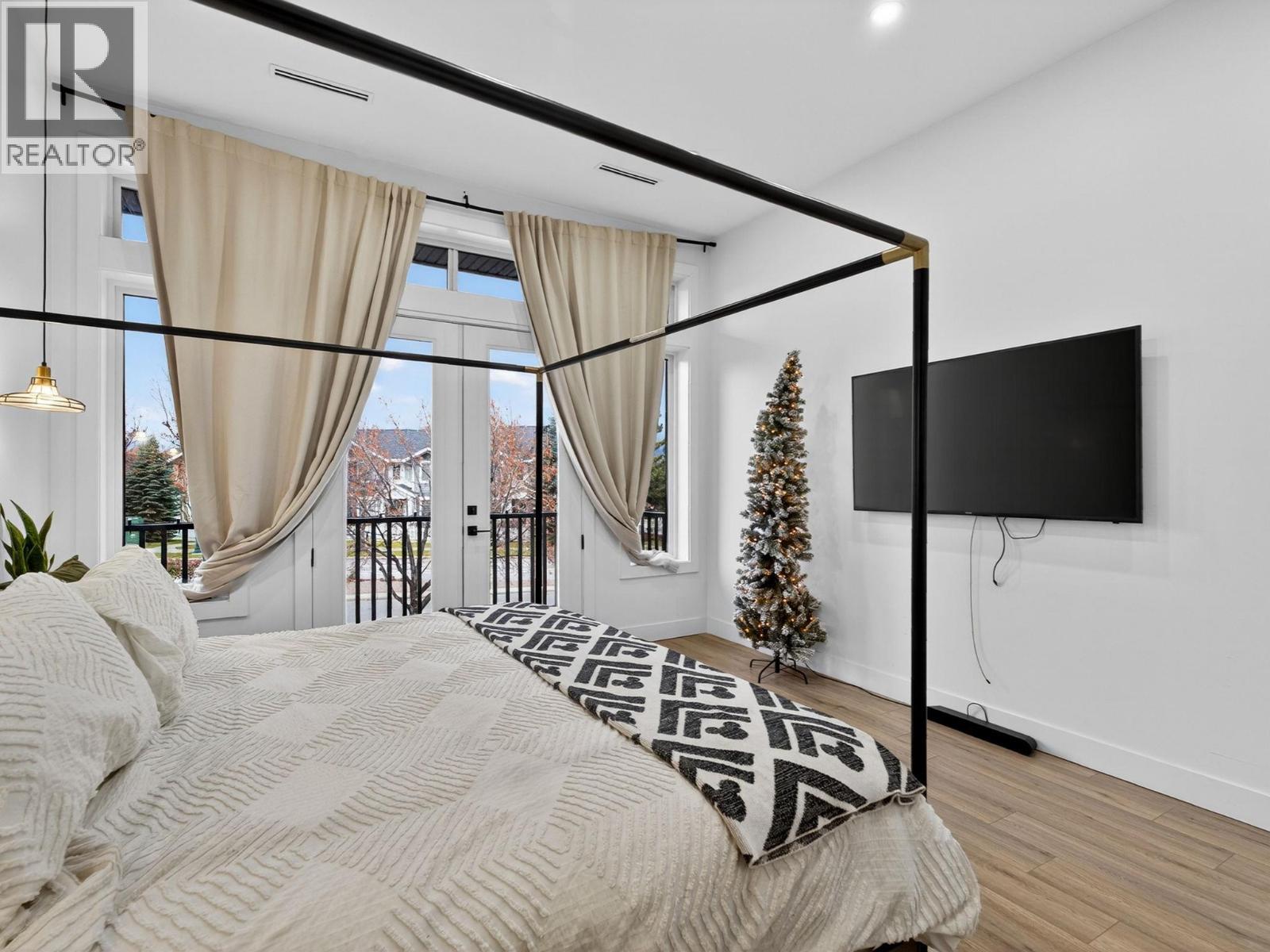 5300 Hedeman Court, Kelowna, BC - Indoor Photo Showing Bedroom