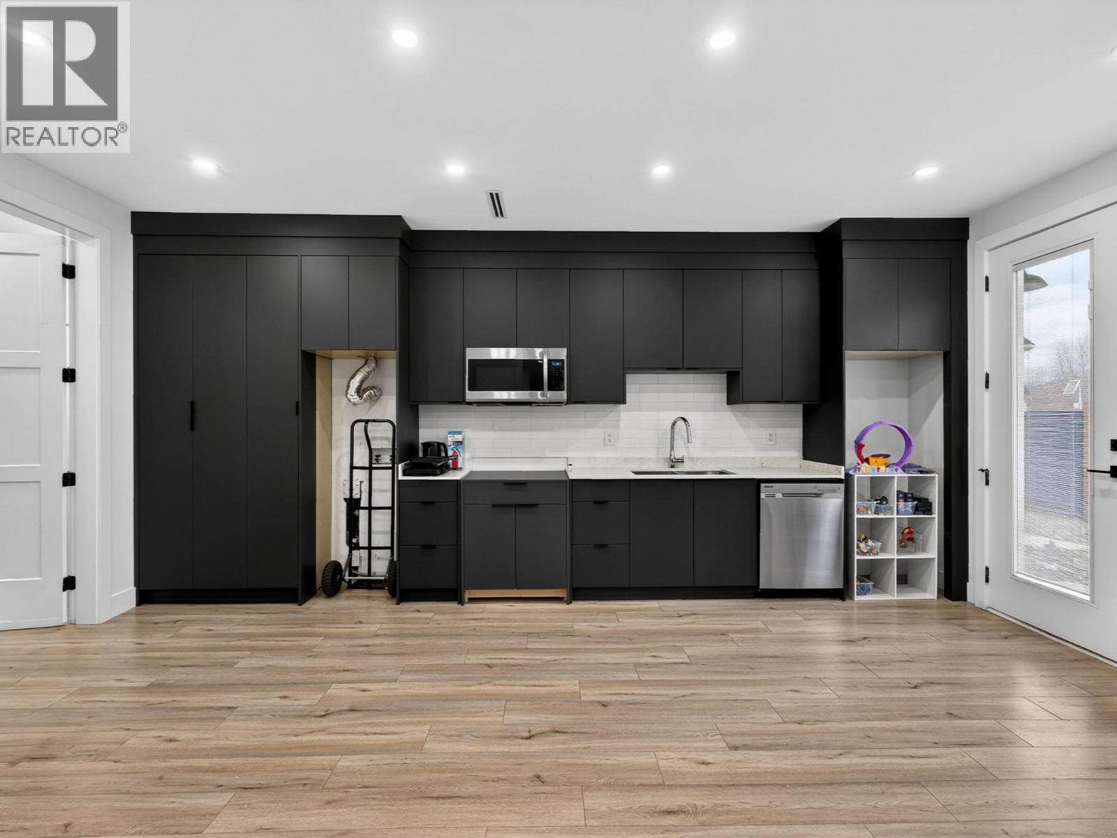 5300 Hedeman Court, Kelowna, BC - Indoor Photo Showing Kitchen