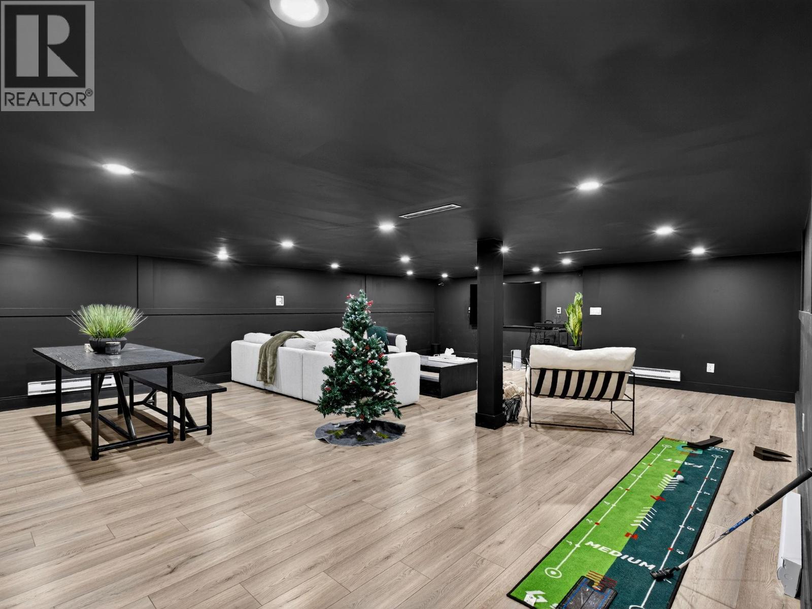 5300 Hedeman Court, Kelowna, BC - Indoor Photo Showing Other Room