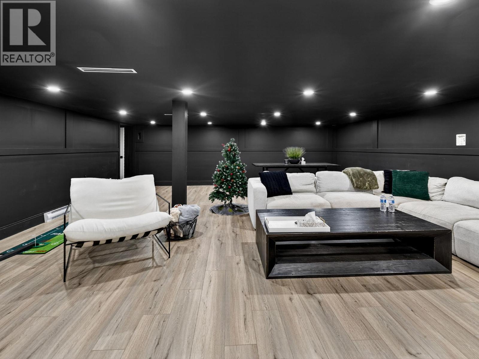 5300 Hedeman Court, Kelowna, BC - Indoor