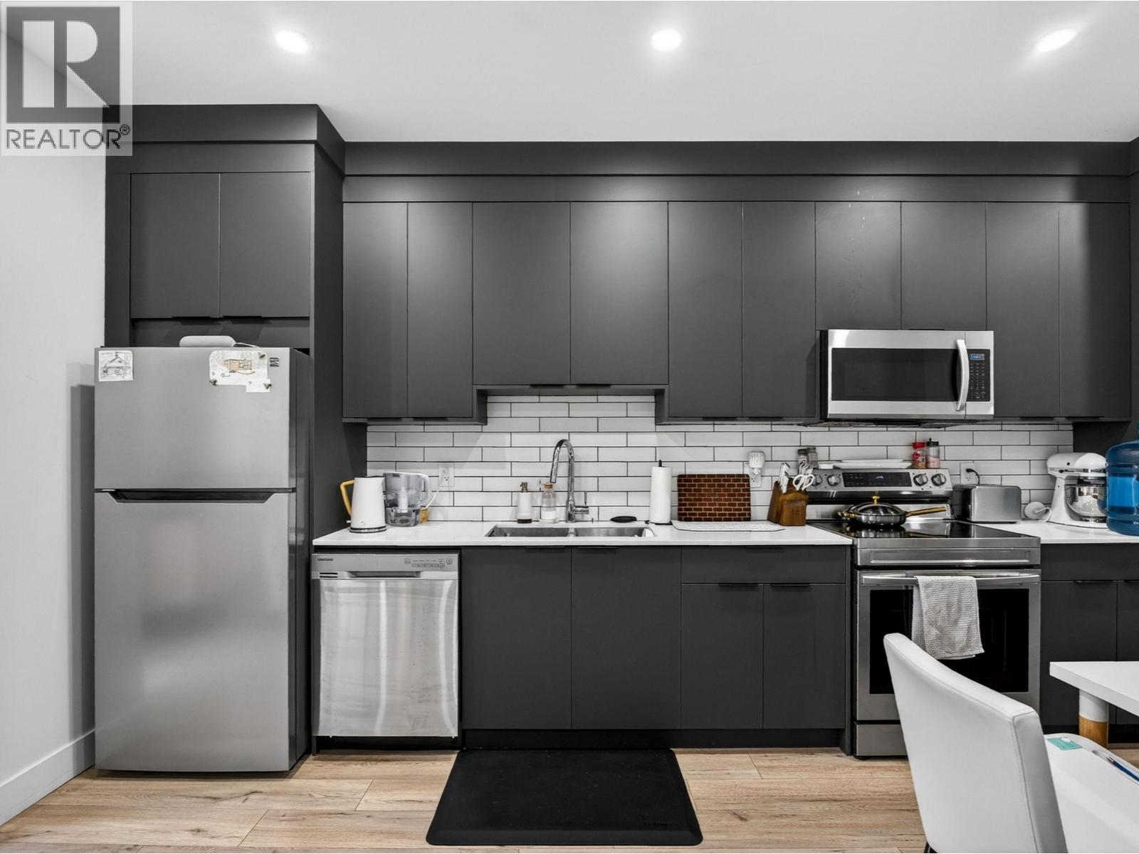 5300 Hedeman Court, Kelowna, BC - Indoor Photo Showing Kitchen With Double Sink With Upgraded Kitchen