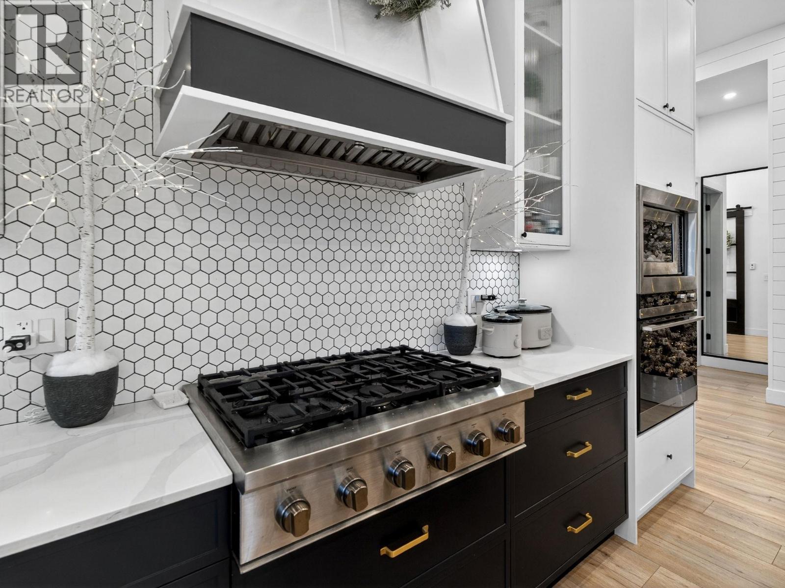 5300 Hedeman Court, Kelowna, BC - Indoor Photo Showing Kitchen