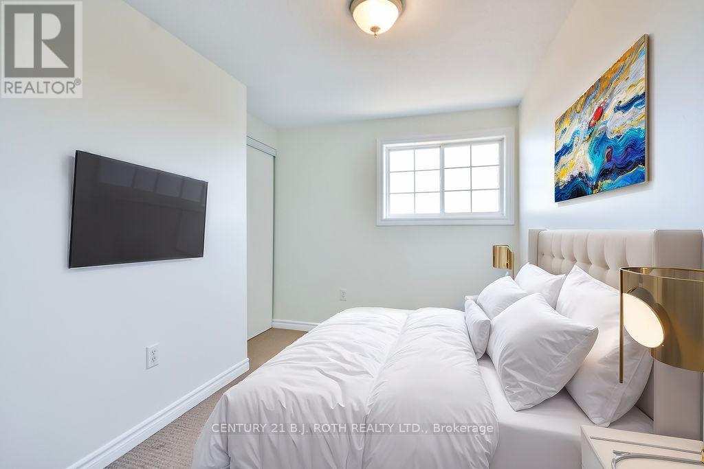 2 - 87 Goodwin Drive, Barrie, ON - Indoor Photo Showing Bedroom