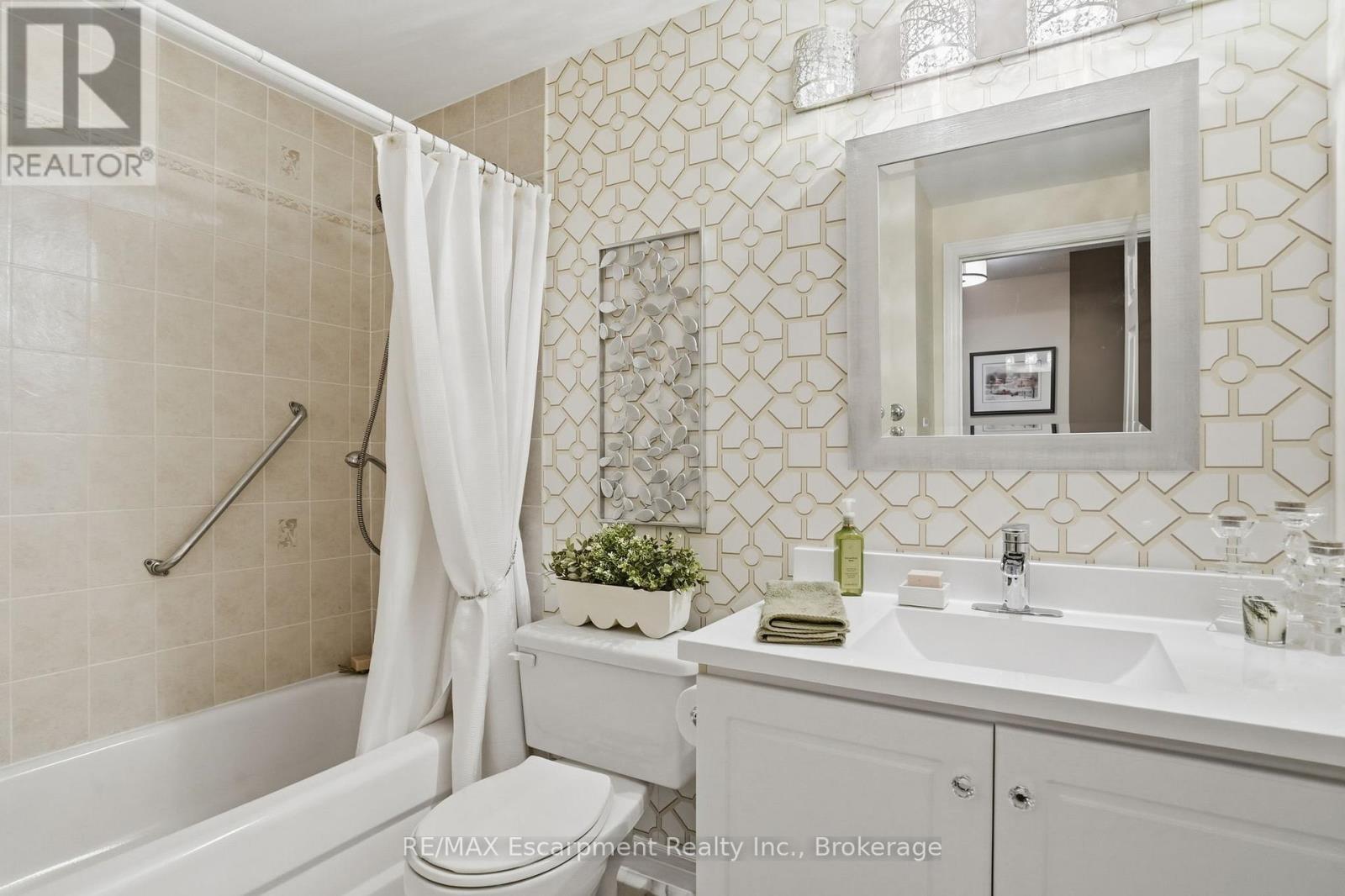 310 - 5188 Lakeshore Road, Burlington (Appleby), ON - Indoor Photo Showing Bathroom