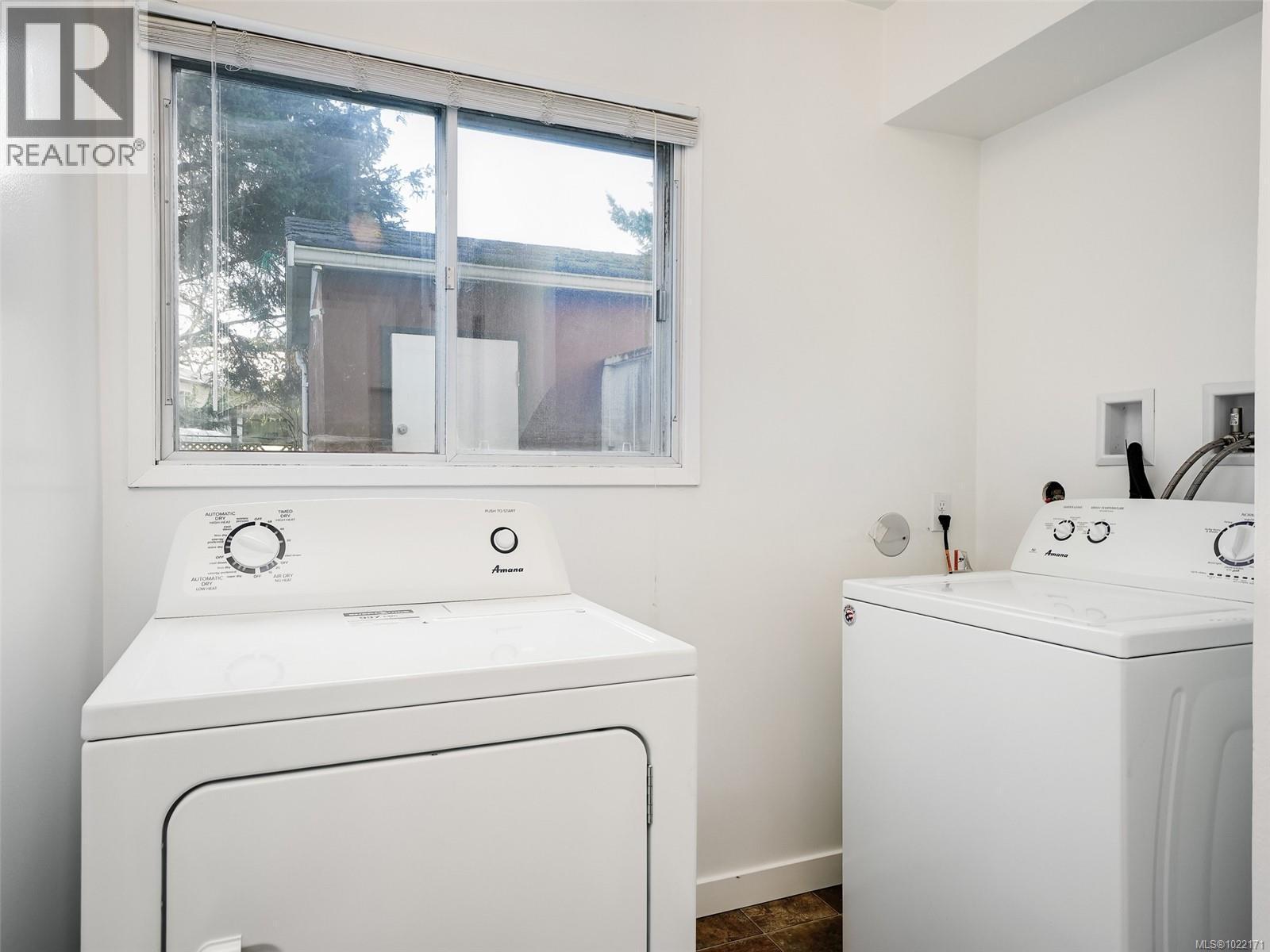 A & B 1725 Feltham Rd, Saanich, BC - Indoor Photo Showing Laundry Room
