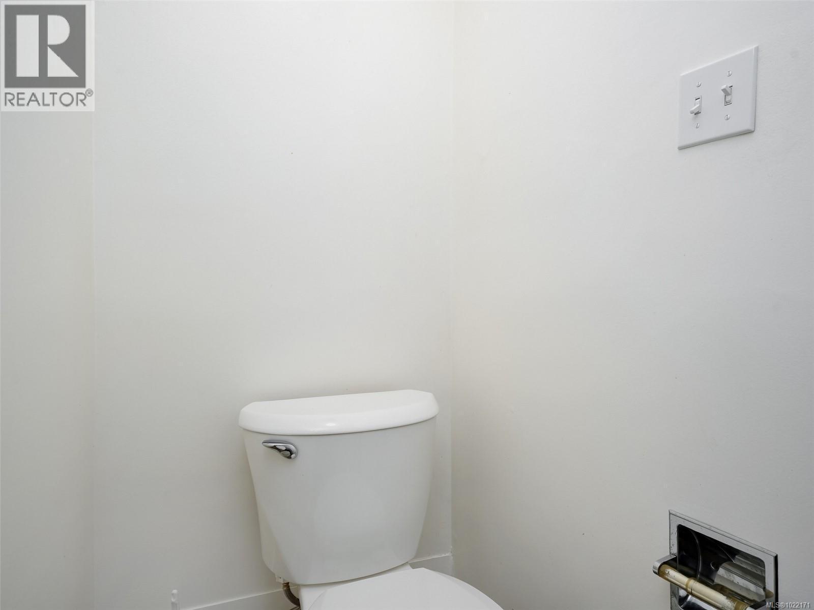 A & B 1725 Feltham Rd, Saanich, BC - Indoor Photo Showing Bathroom