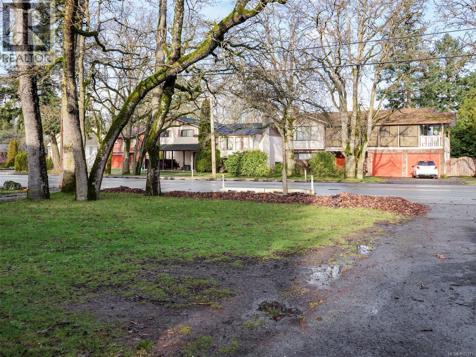 A & B 1725 Feltham Rd, Saanich, BC - Outdoor