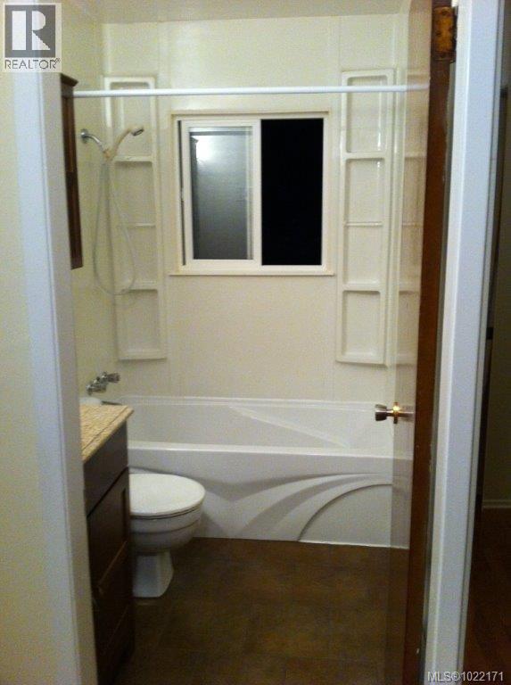 Side A - A & B 1725 Feltham Rd, Saanich, BC - Indoor Photo Showing Bathroom