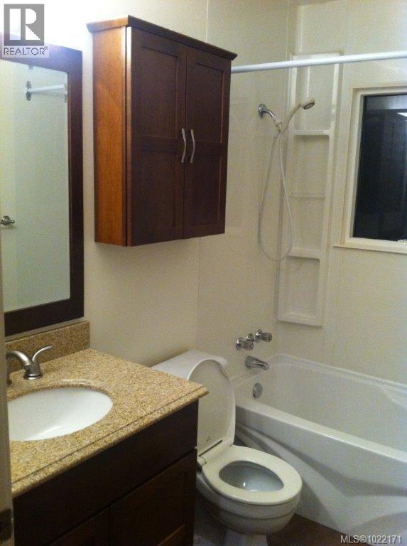 Side A - A & B 1725 Feltham Rd, Saanich, BC - Indoor Photo Showing Bathroom