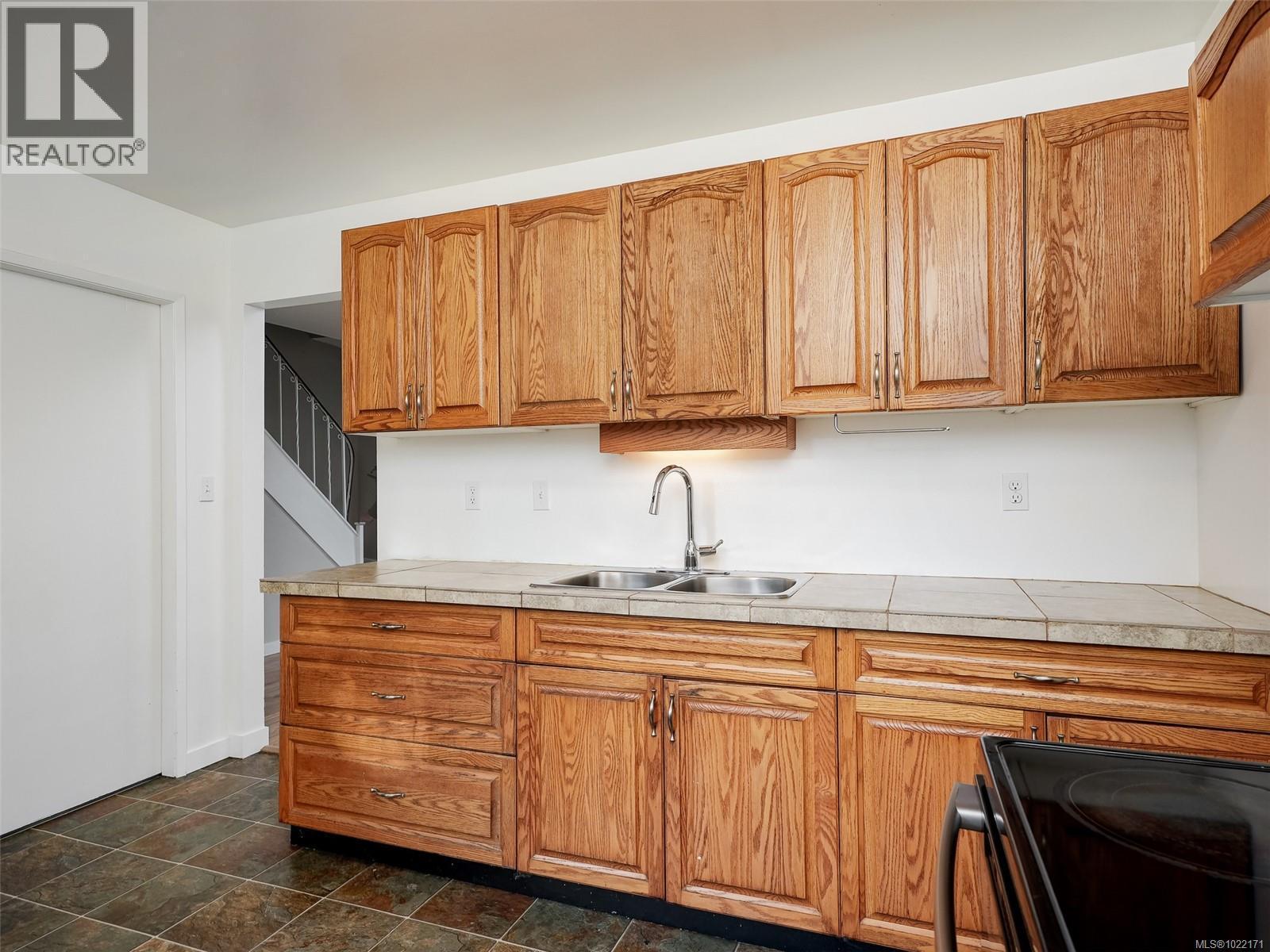 A & B 1725 Feltham Rd, Saanich, BC - Indoor Photo Showing Kitchen With Double Sink