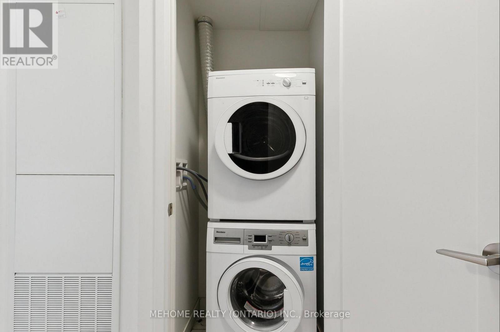 301W - 27 Bathurst Street, Toronto, ON - Indoor Photo Showing Laundry Room