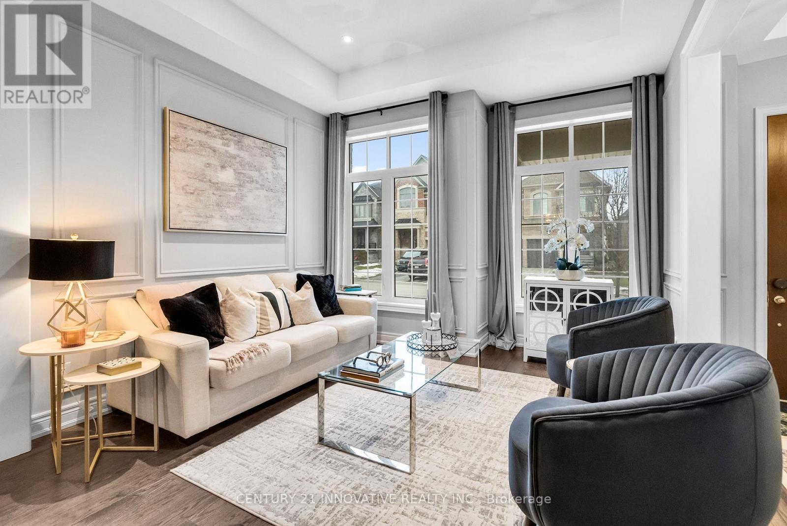 54 Blenheim Circle, Whitby, ON - Indoor Photo Showing Living Room