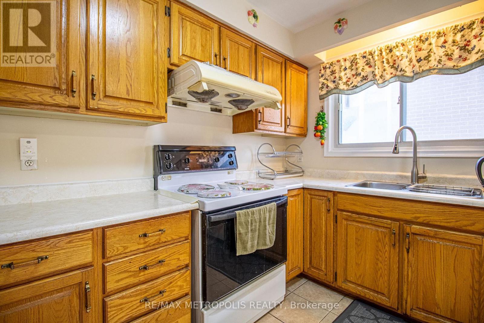 37 Albacore Crescent, Toronto, ON - Indoor Photo Showing Kitchen With Double Sink