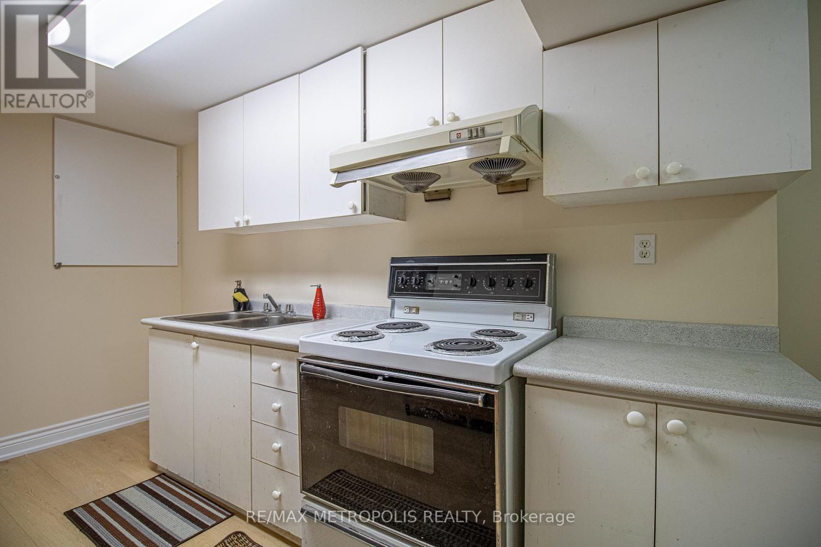 37 Albacore Crescent, Toronto, ON - Indoor Photo Showing Kitchen With Double Sink