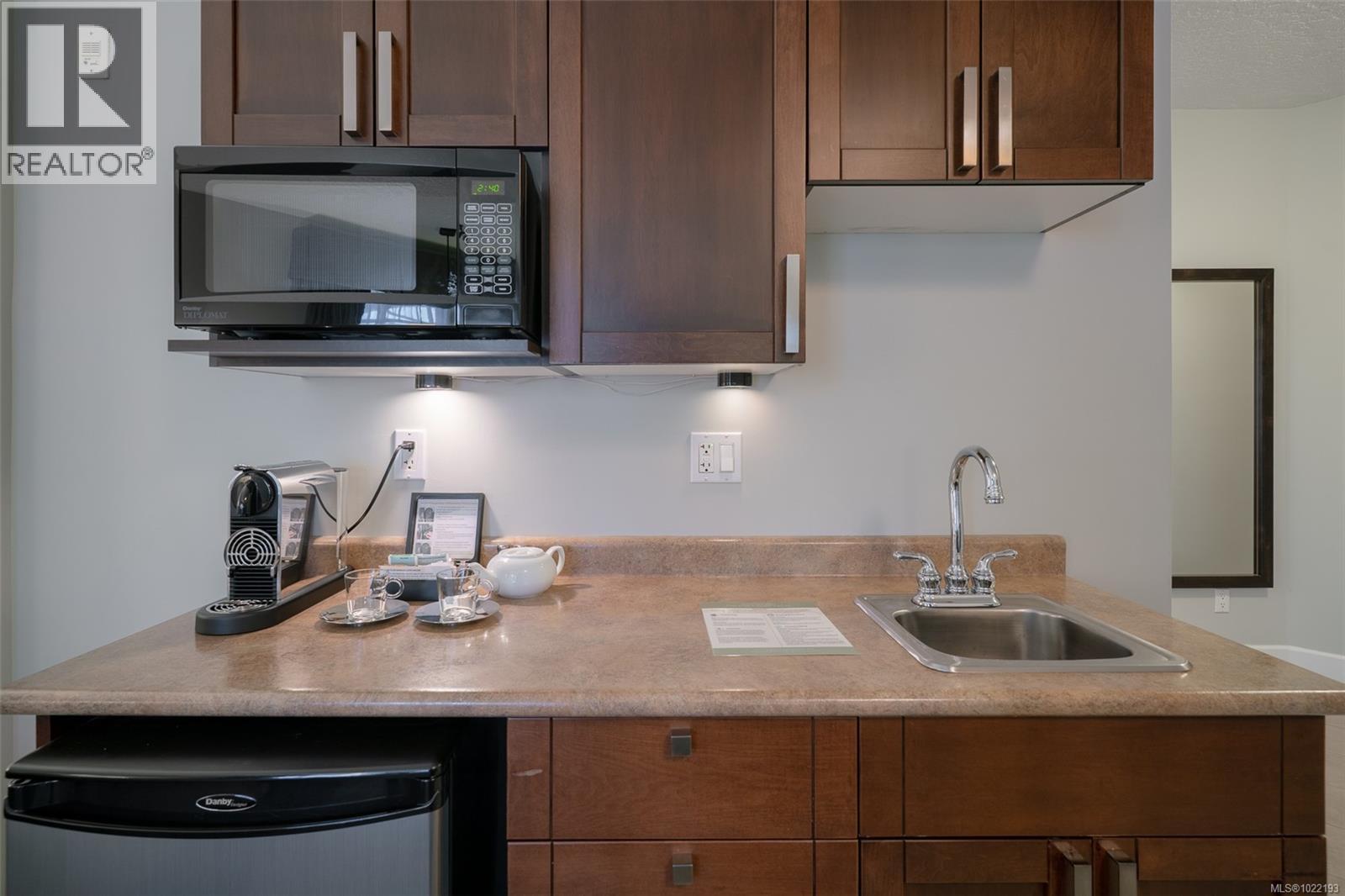 310D 1730 Riverside Lane, Courtenay, BC - Indoor Photo Showing Kitchen