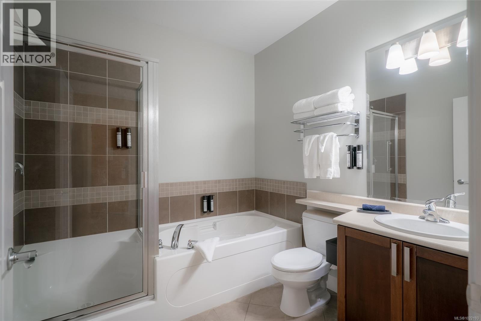 310D 1730 Riverside Lane, Courtenay, BC - Indoor Photo Showing Bathroom
