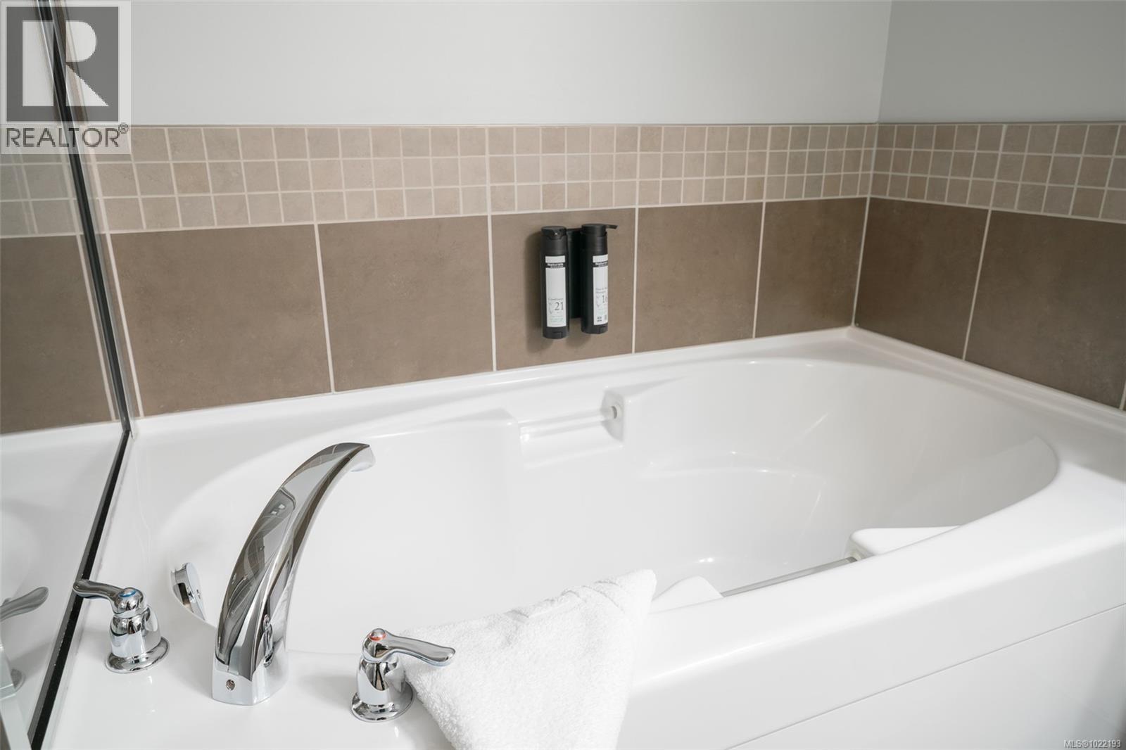 310D 1730 Riverside Lane, Courtenay, BC - Indoor Photo Showing Bathroom