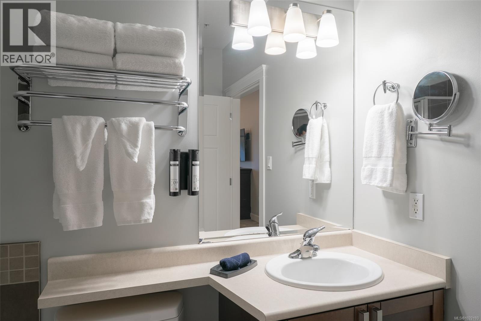 310D 1730 Riverside Lane, Courtenay, BC - Indoor Photo Showing Bathroom