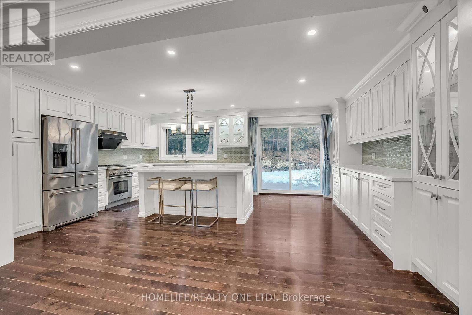 31 Bearwood Drive, Toronto, ON - Indoor Photo Showing Kitchen With Upgraded Kitchen