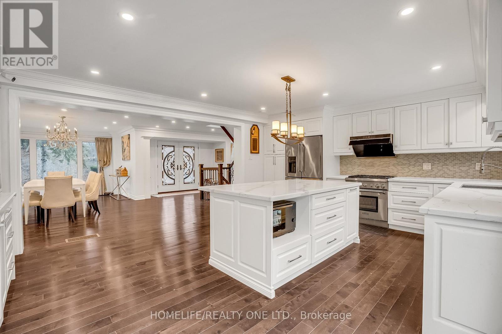 31 Bearwood Drive, Toronto, ON - Indoor Photo Showing Kitchen With Upgraded Kitchen