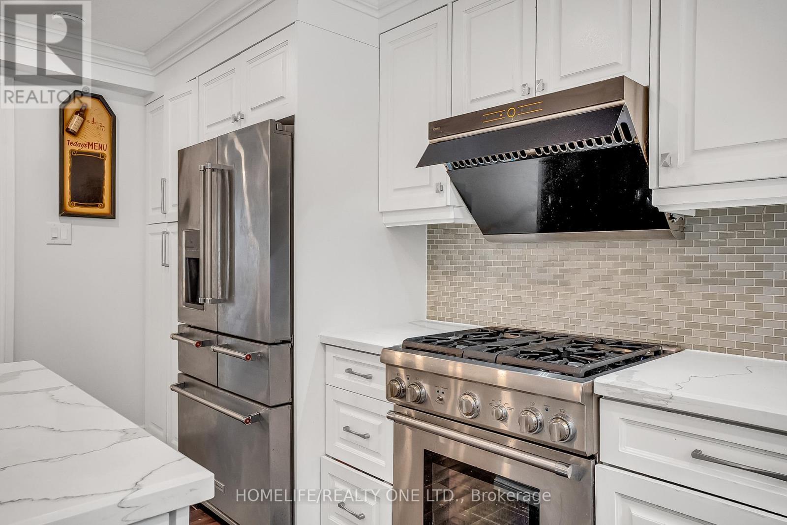 31 Bearwood Drive, Toronto, ON - Indoor Photo Showing Kitchen With Upgraded Kitchen