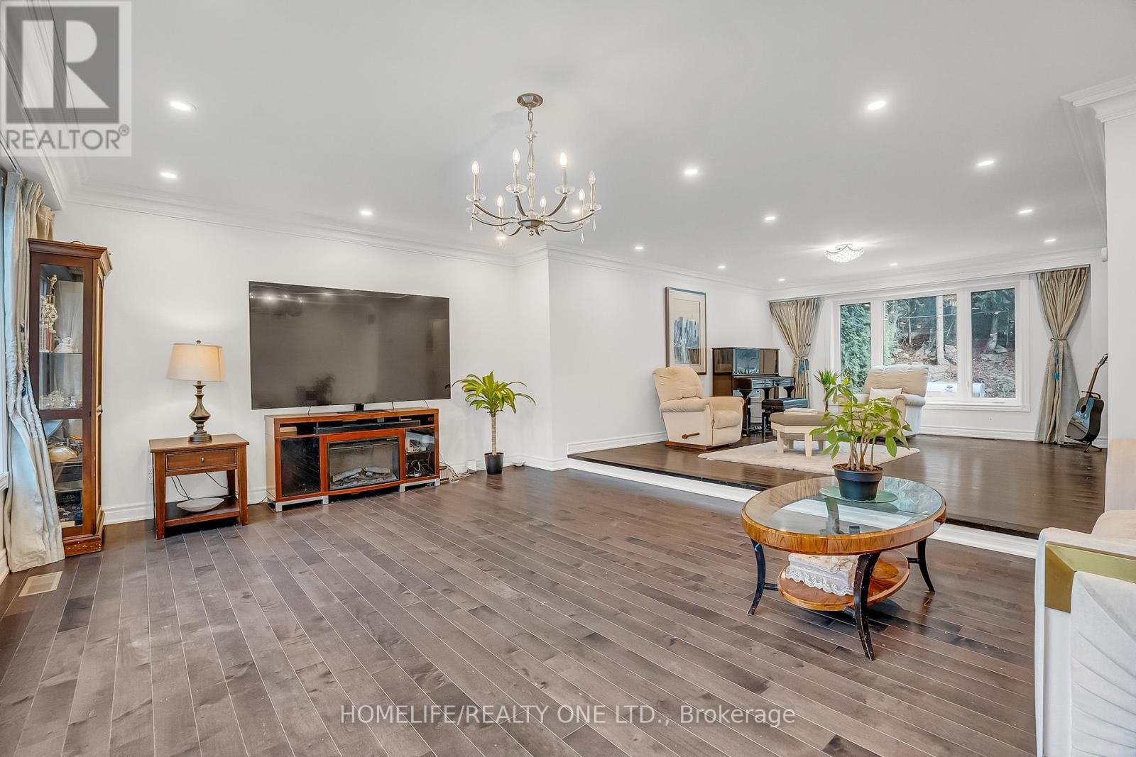 31 Bearwood Drive, Toronto, ON - Indoor Photo Showing Living Room