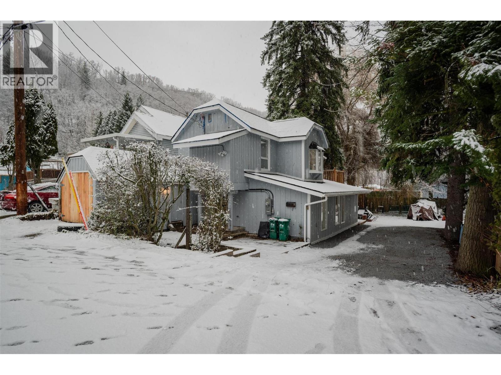 621 Turner Street, Warfield, BC - Outdoor