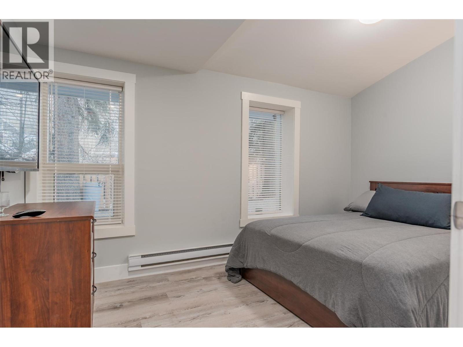 621 Turner Street, Warfield, BC - Indoor Photo Showing Bedroom