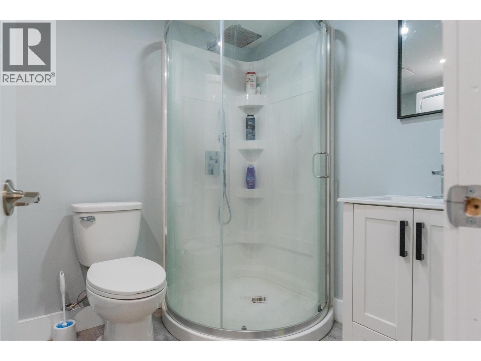 621 Turner Street, Warfield, BC - Indoor Photo Showing Bathroom