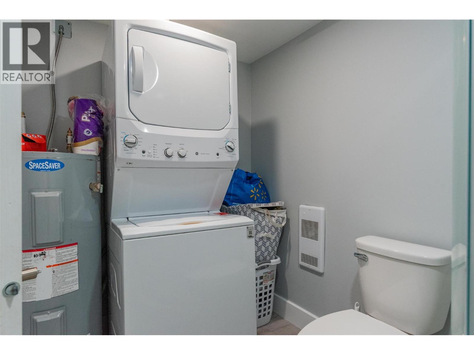 621 Turner Street, Warfield, BC - Indoor Photo Showing Laundry Room