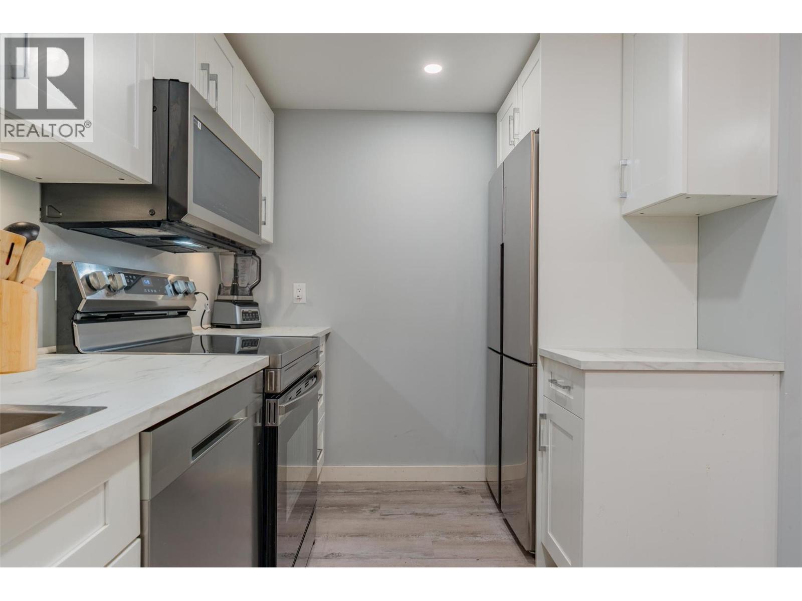 621 Turner Street, Warfield, BC - Indoor Photo Showing Kitchen
