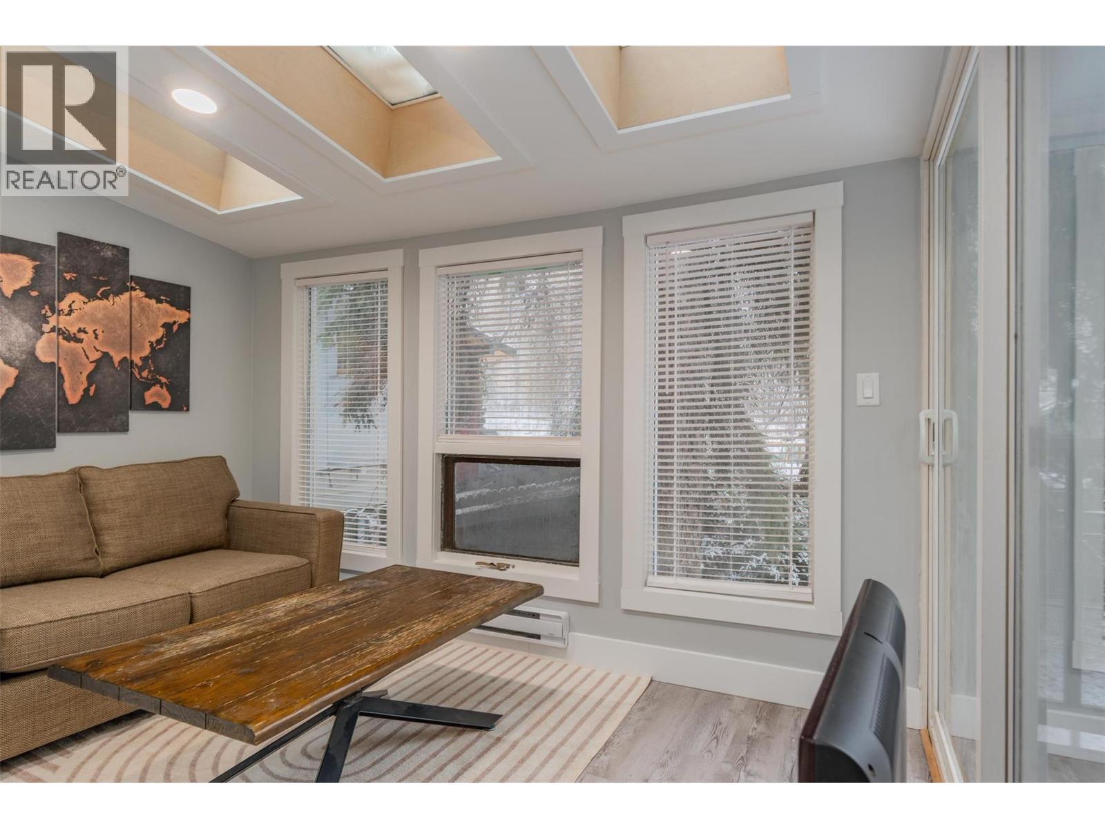 621 Turner Street, Warfield, BC - Indoor Photo Showing Living Room