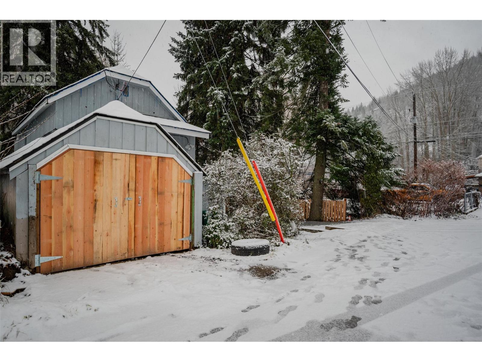 621 Turner Street, Warfield, BC - Outdoor