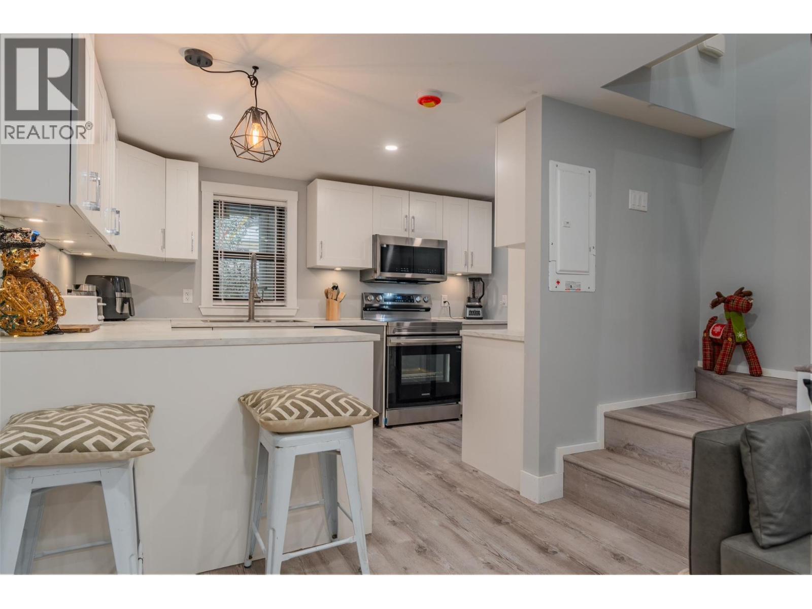 621 Turner Street, Warfield, BC - Indoor Photo Showing Kitchen