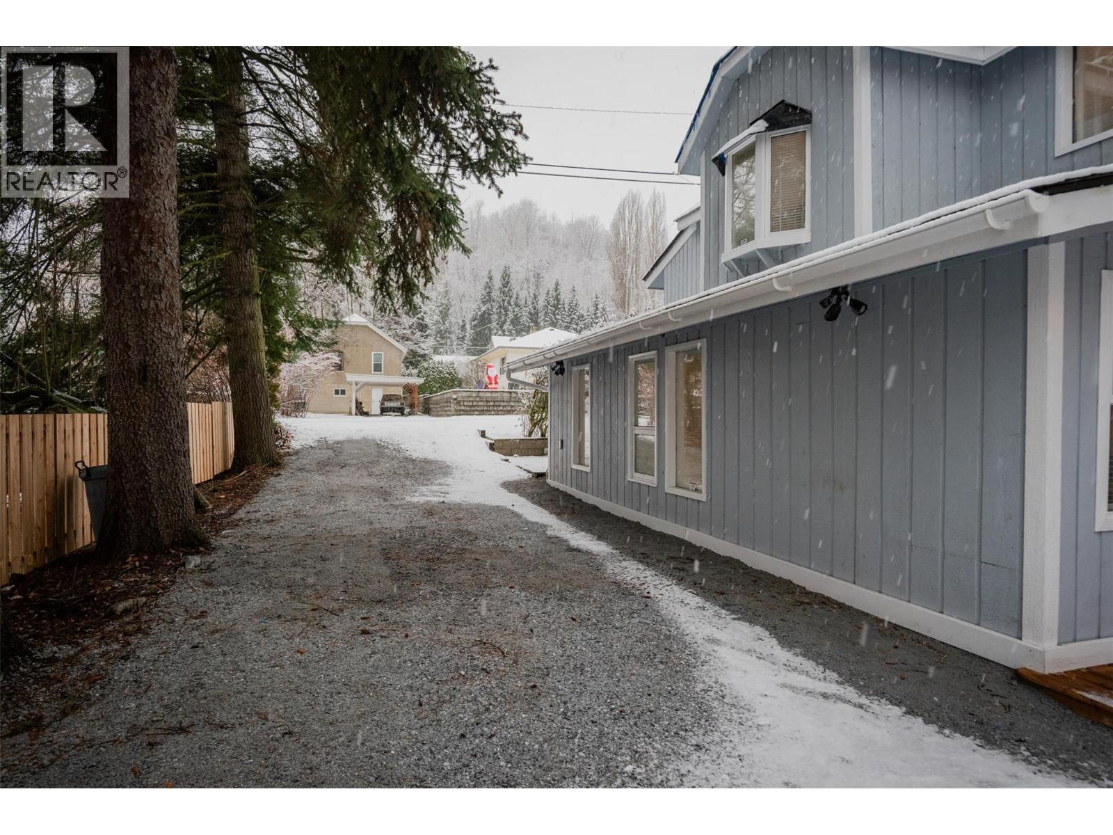 621 Turner Street, Warfield, BC - Outdoor With Exterior