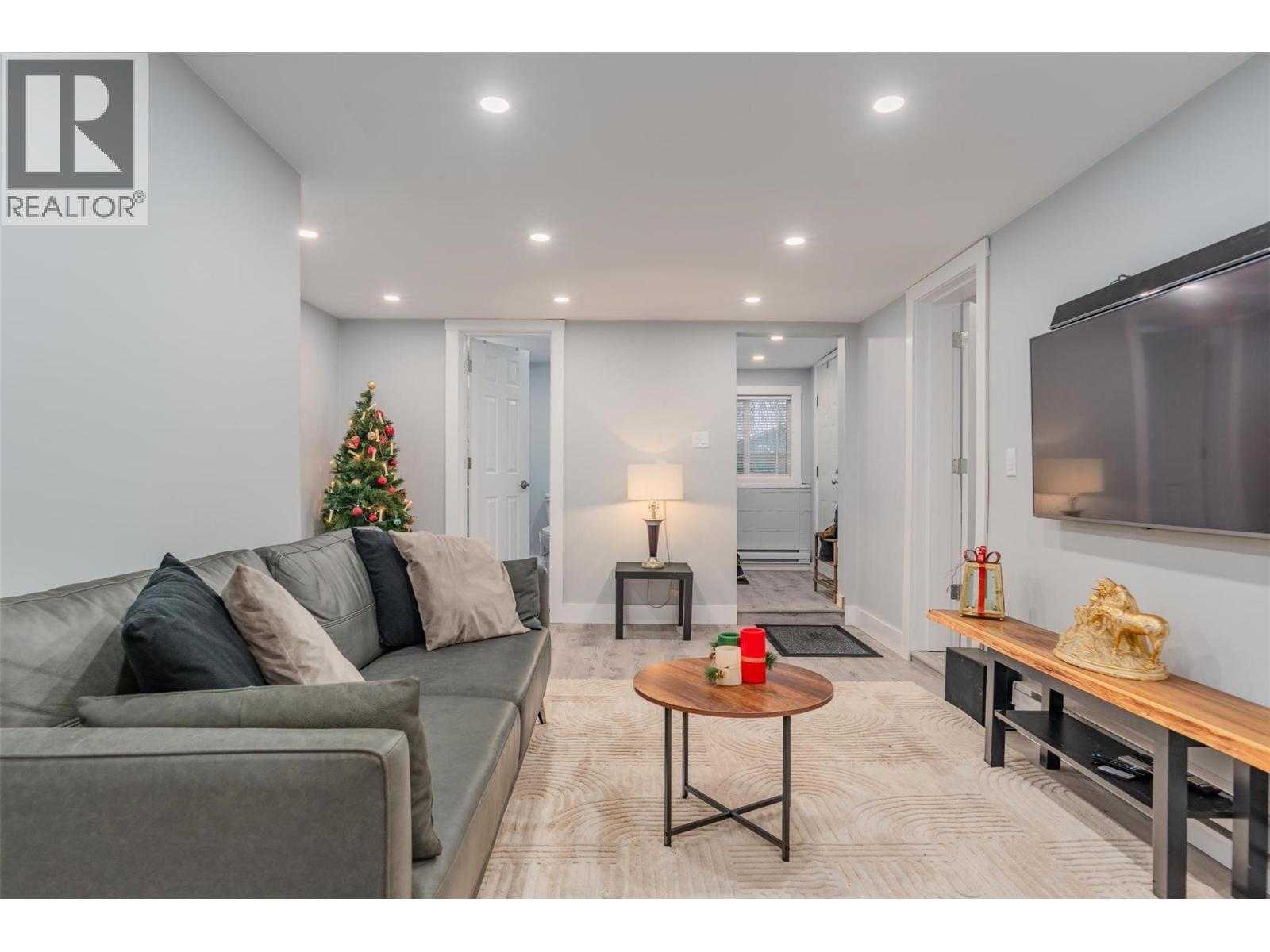 621 Turner Street, Warfield, BC - Indoor Photo Showing Living Room