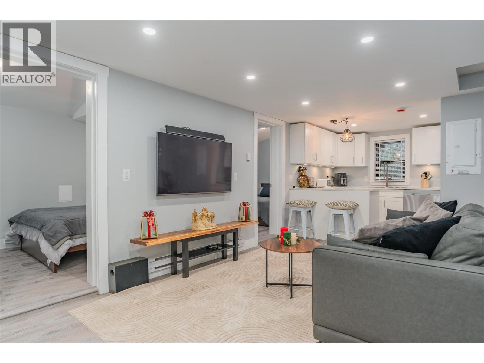 621 Turner Street, Warfield, BC - Indoor Photo Showing Other Room