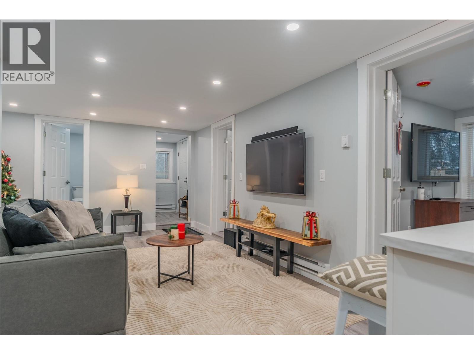 621 Turner Street, Warfield, BC - Indoor