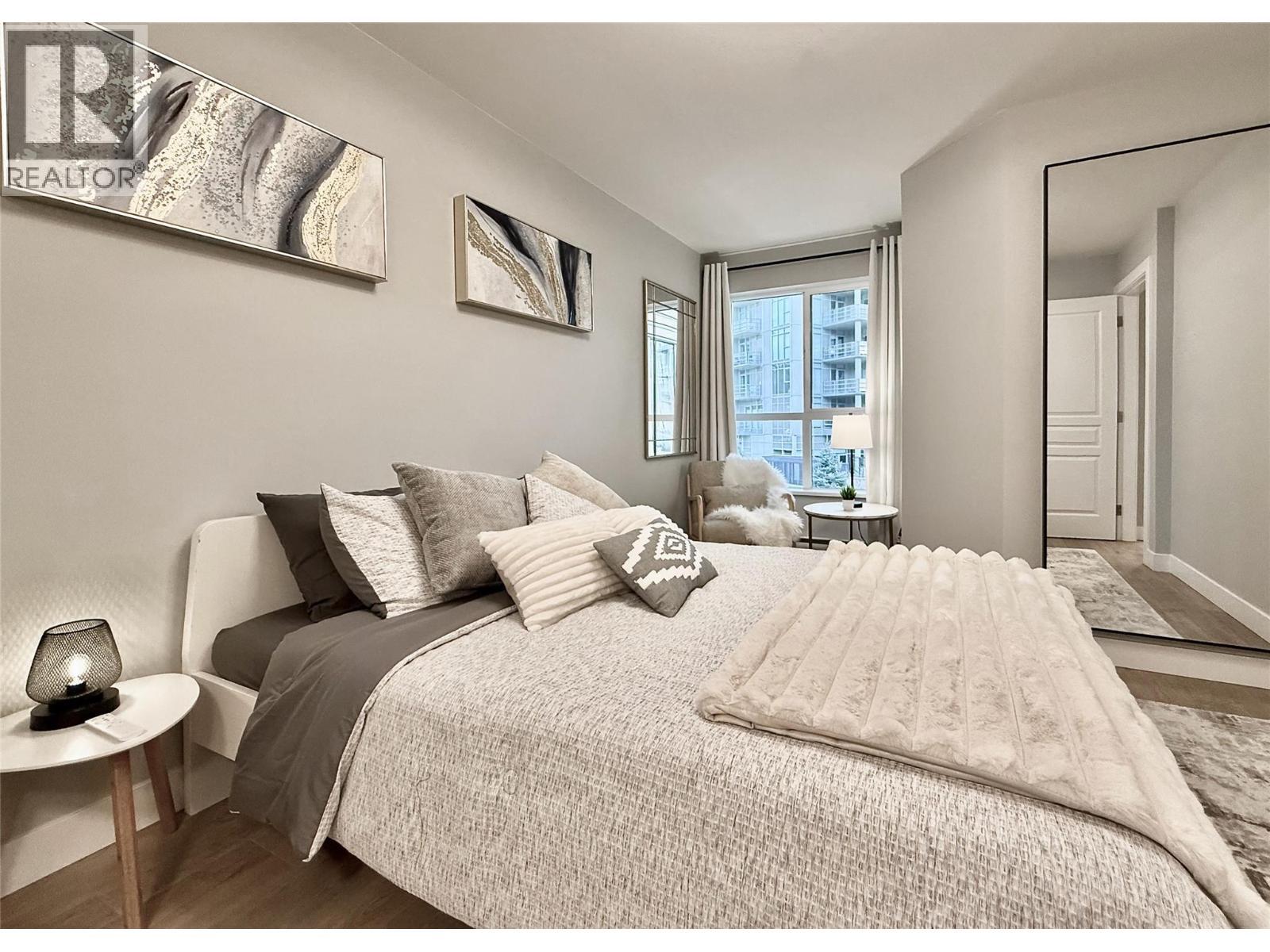 1099 Sunset Drive Unit# 324, Kelowna, BC - Indoor Photo Showing Bedroom